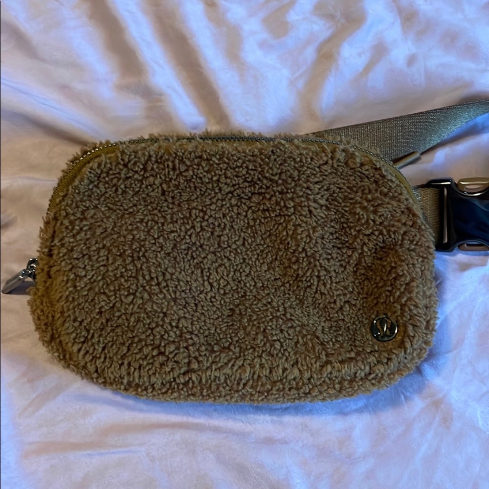 Lululemon belt bag Sherpa